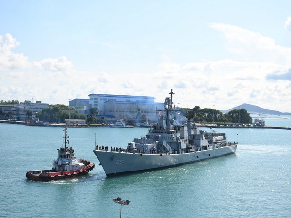 दक्षिण चीन सागर में परिचालन संबंधी तैनाती के लिए भारतीय नौसेना के तीन पोत सिंगापुर पहुंचे