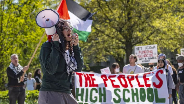 अमेरिका के कुछ विश्वविद्यालयों ने फलस्तीन समर्थक प्रदर्शनों के खिलाफ कड़ा रुख अपनाना शुरू किया