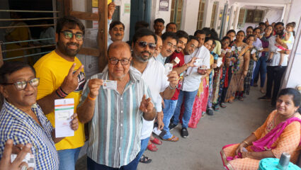 मुंबई: मतदान केंद्रों पर सुबह से ही कतारों में खड़े होकर अपनी बारी का इंतजार कर रहे हैं लोग