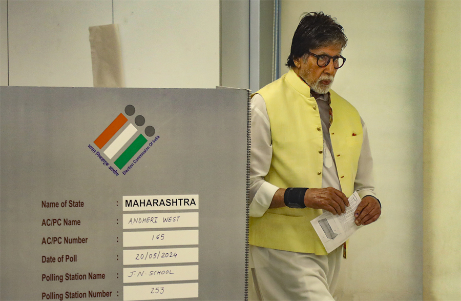 अमिताभ, शाहरुख, आमिर, अक्षय और अन्य फिल्मी हस्तियों ने मुंबई में किया मतदान