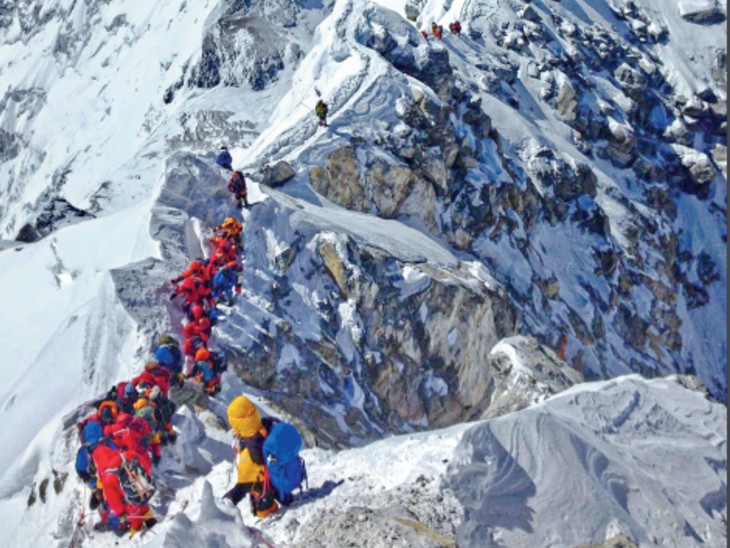 दस नेपाली पेशेवर पर्वतारोहियों ने माउंट एवरेस्ट फतह की