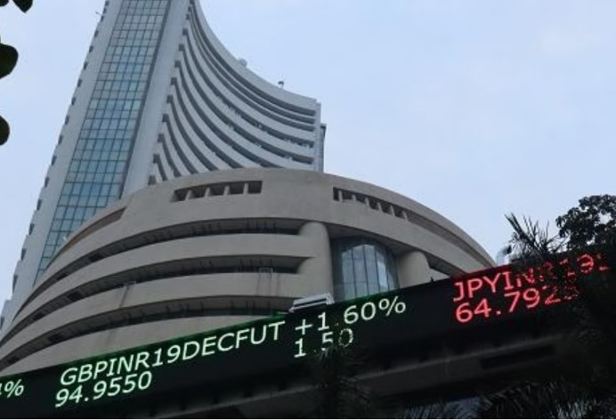 शेयर बाजार में गिरावट से निवेशकों को 2.25 लाख करोड़ रुपये की चपत