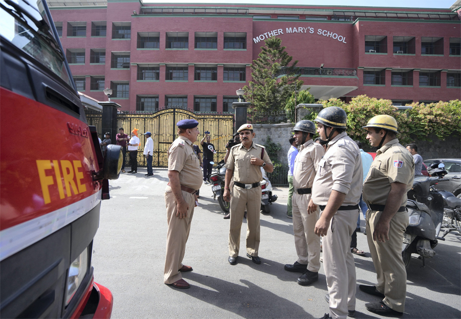 दिल्ली के पांच विद्यालयों और नोएडा के एक स्कूल को मिली परिसर में बम होने की धमकी, तलाशी अभियान जारी