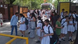 delhi-schools-evacuation-171453993932316_9