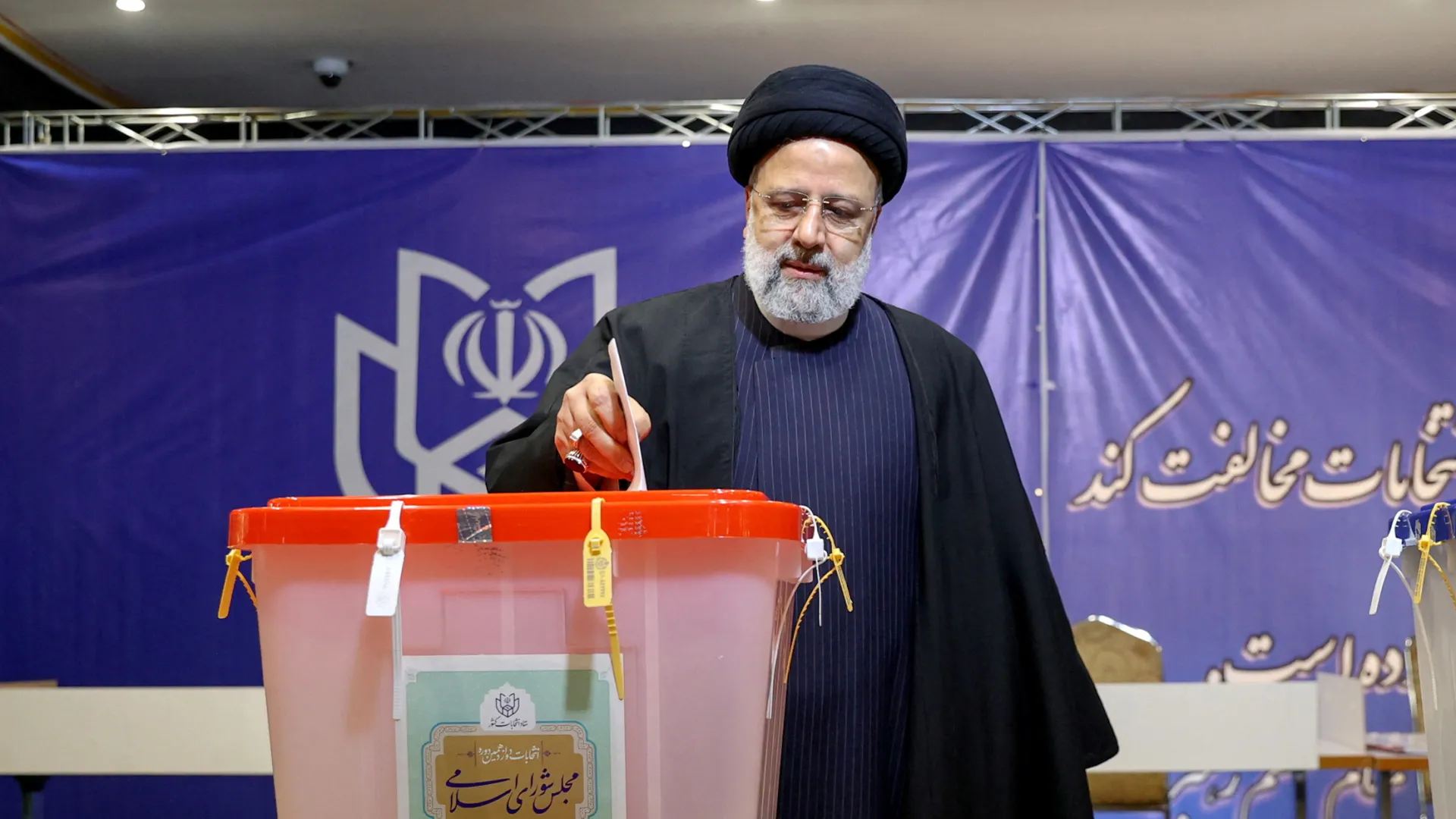 प्रारंभिक मतदान के बाद ईरान में संसद के लिए दूसरे दौर का मतदान