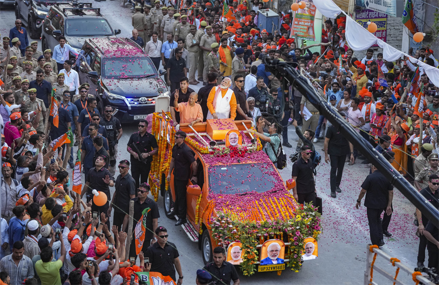 प्रधानमंत्री नरेन्‍द्र मोदी का वाराणसी में रोड शो, पुष्प वर्षा कर किया गया स्वागत