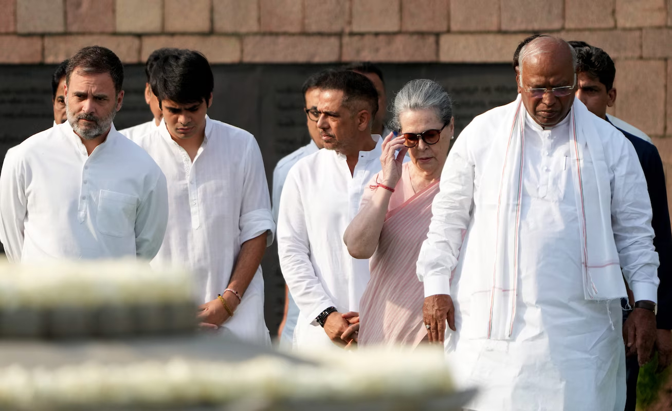 सोनिया, खरगे, राहुल और कई कांग्रेस नेताओं ने राजीव गांधी की पुण्यतिथि पर उन्हें श्रद्धांजलि दी