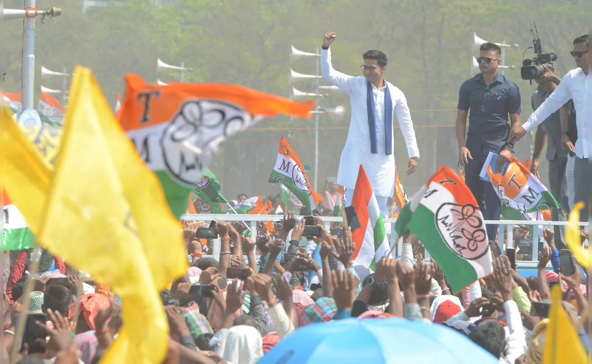 प.बंगाल : टीएमसी के अभिषेक बनर्जी ने पार्टी उम्मीदवार यूसुफ पठान के लिए किया रोड शो