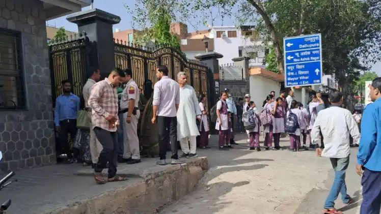 दिल्ली-एनसीआर के विद्यालयों को बम से उड़ाने की धमकी के बाद अफरा-तफरी का माहौल