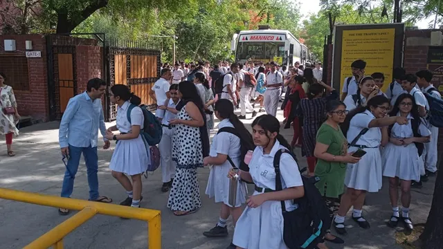बम की अफवाह के अगले दिन दिल्ली के स्कूलों में बच्चों की कम उपस्थिति