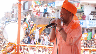 मुख्यमंत्री योगी आदित्यनाथ ने किया मैनपुरी में रोड शो