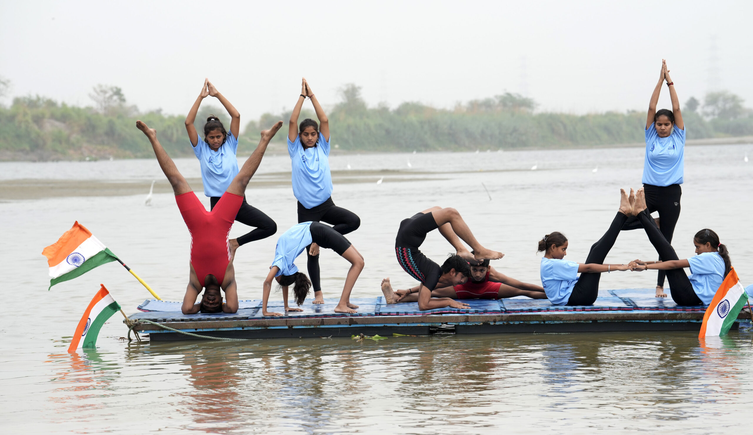 उप्र : अंतरराष्ट्रीय योग दिवस पर लोगों ने यमुना नदी में किया योग