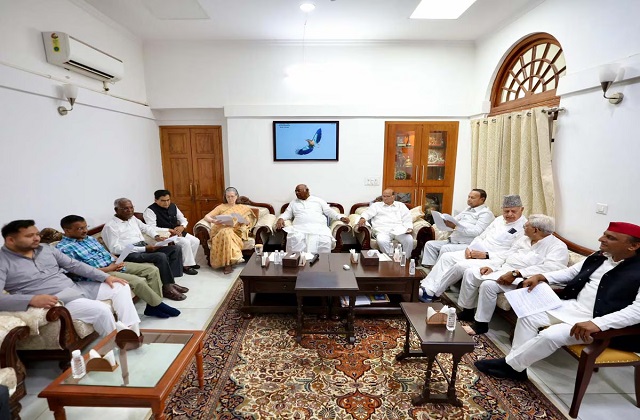 ‘इंडिया’ गठबंधन की बैठक में मतगणना से जुड़ी रणनीति पर चर्चा की गई