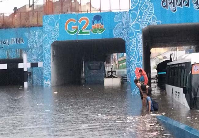 भारी बारिश से दिल्ली में जलभराव, यातायात प्रभावित