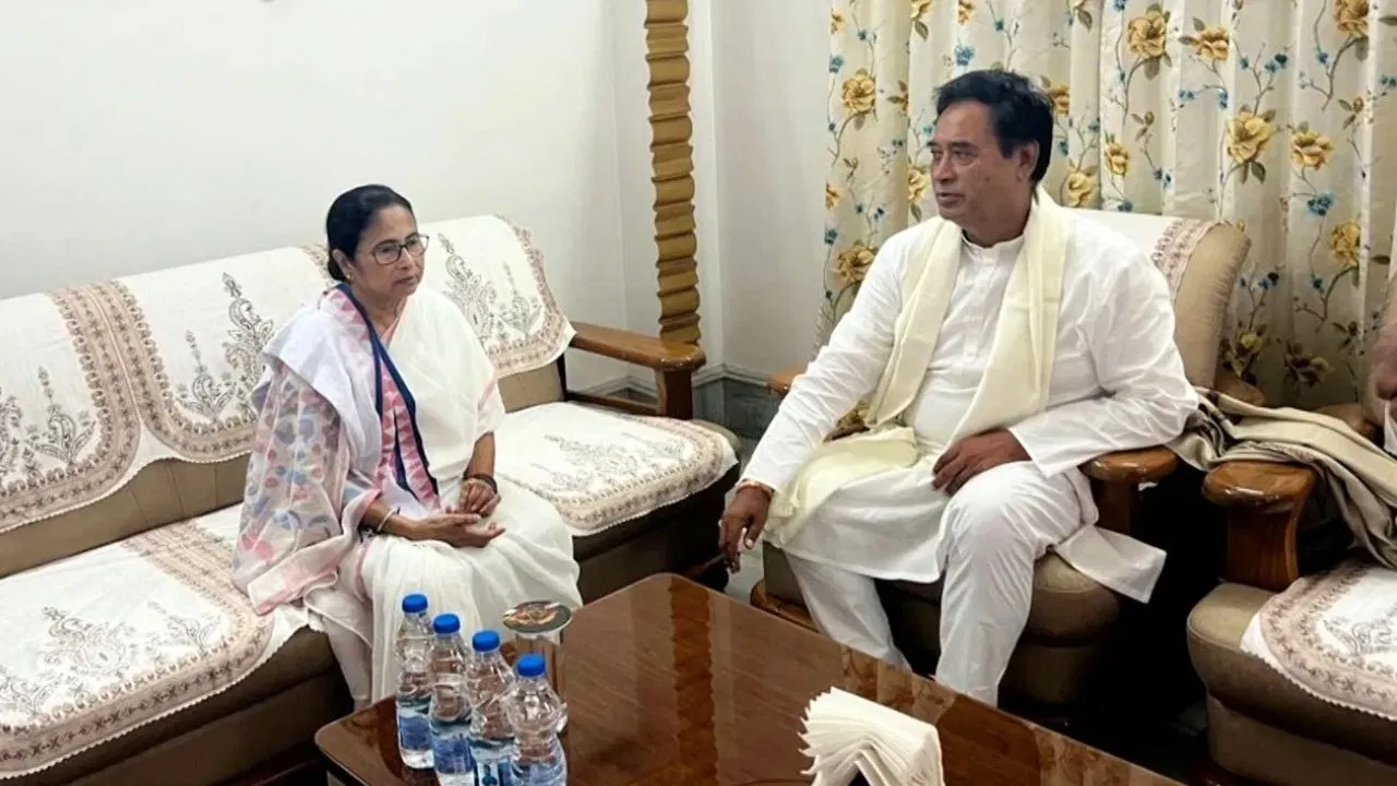ममता बनर्जी ने भाजपा सांसद ‘अनंत महाराज’ से कूच बिहार में मुलाकात की