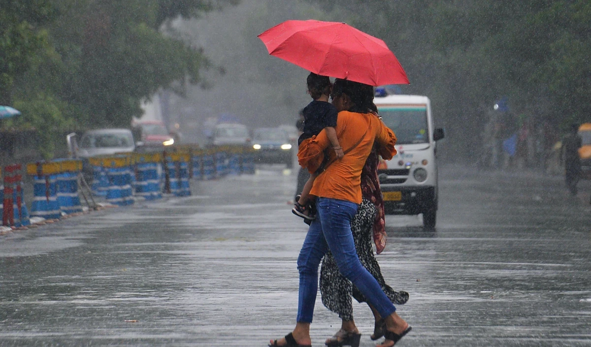 दिल्ली में बारिश से लोगों को भीषण गर्मी से राहत