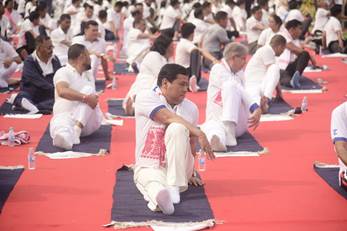 असम के मुख्यमंत्री और केंद्रीय मंत्री सर्बानंद सोनोवाल ने योग दिवस के कार्यक्रम में लिया भाग