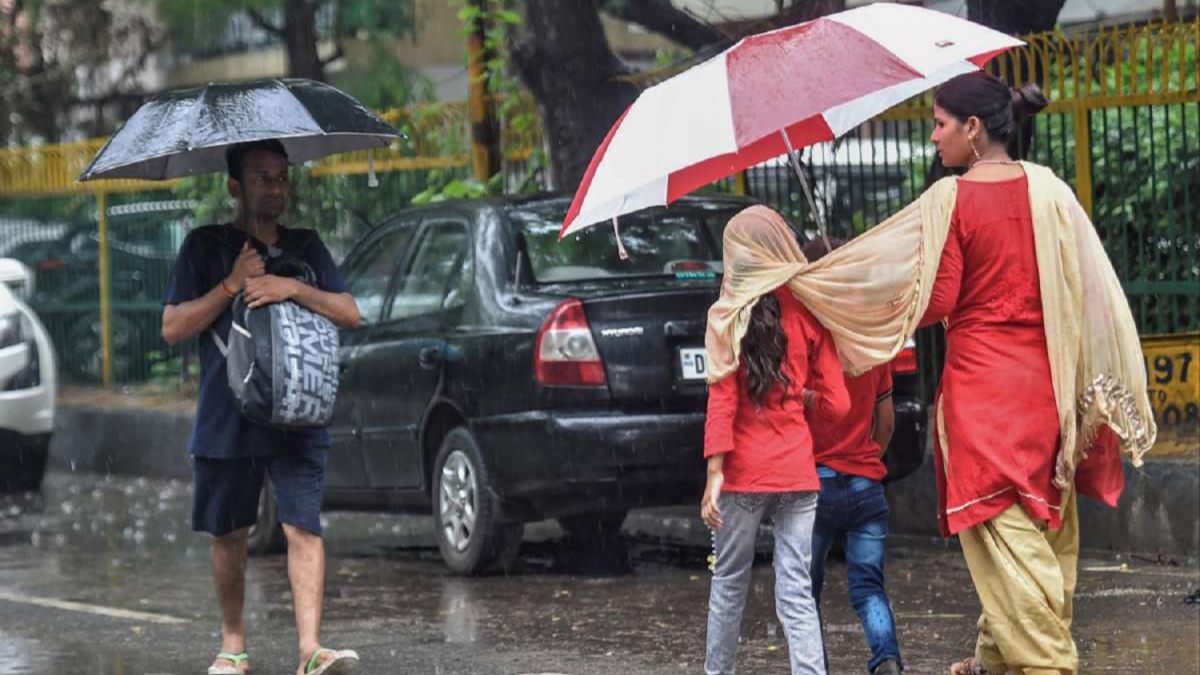 दिल्ली में उमस भरी रही सुबह, हल्की बारिश का अनुमान