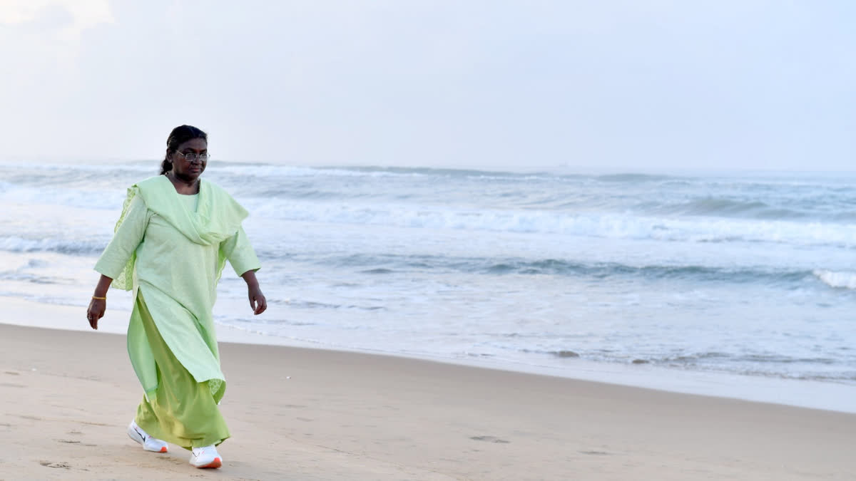 ओडिशा : राष्ट्रपति मुर्मू ने पुरी के समुद्र तट पर कुछ समय बिताया