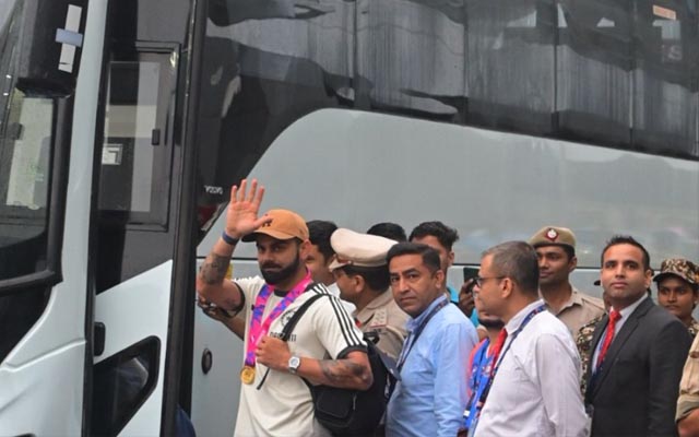 भारत की टी20 चैंपियन टीम दिल्ली पहुंची, प्रशंसकों ने बारिश के बीच गर्मजोशी से स्वागत किया