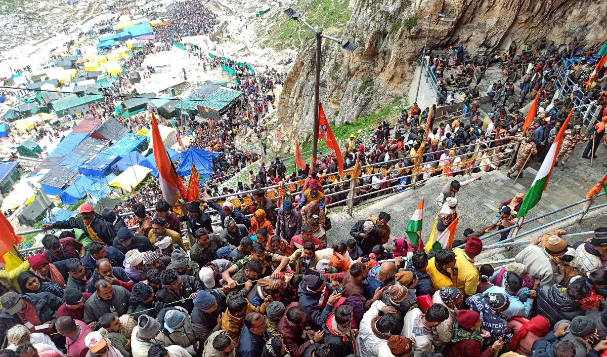 अमरनाथ गुफा मंदिर के दर्शन करने के लिए 6,900 तीर्थयात्रियों का एक और जत्था रवाना