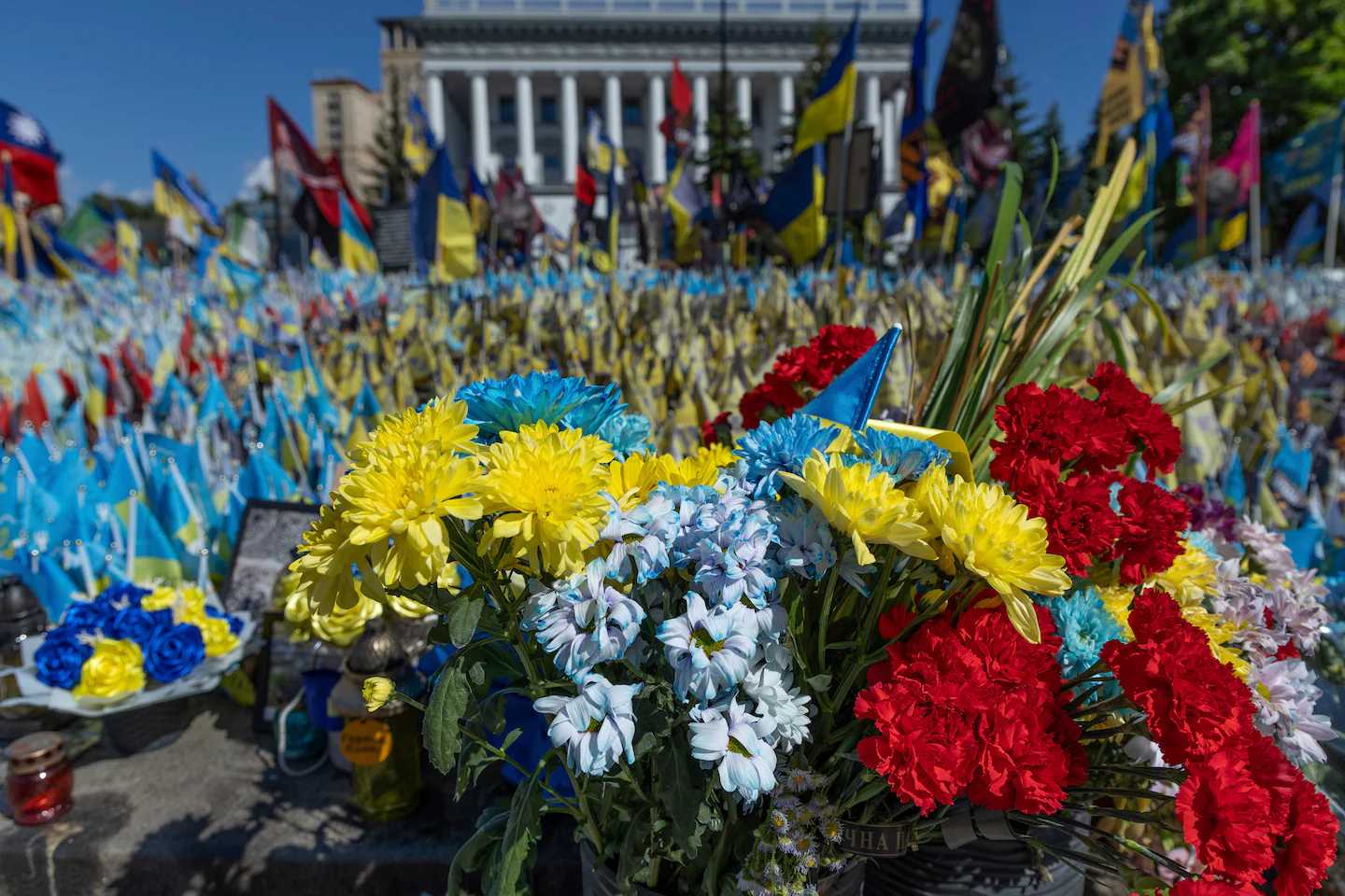 यूक्रेन में प्रतिरोध और उम्मीद का प्रतीक बन गए हैं फूल