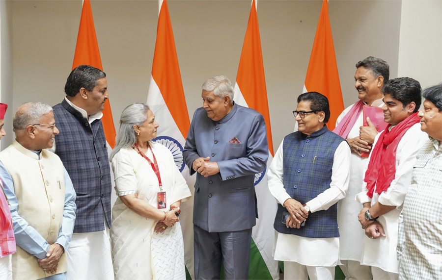जया बच्चन को दिलाई गई राज्यसभा की सदस्यता की शपथ