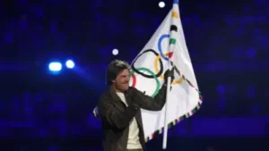 tom-cruise-hands-olympic-flag-to-los-angeles-1723447349369-16_9