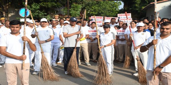 जयपुर के पुलिस आयुक्त और अन्य कर्मियों ने कचरा साफ कर स्वच्छता का संदेश दिया