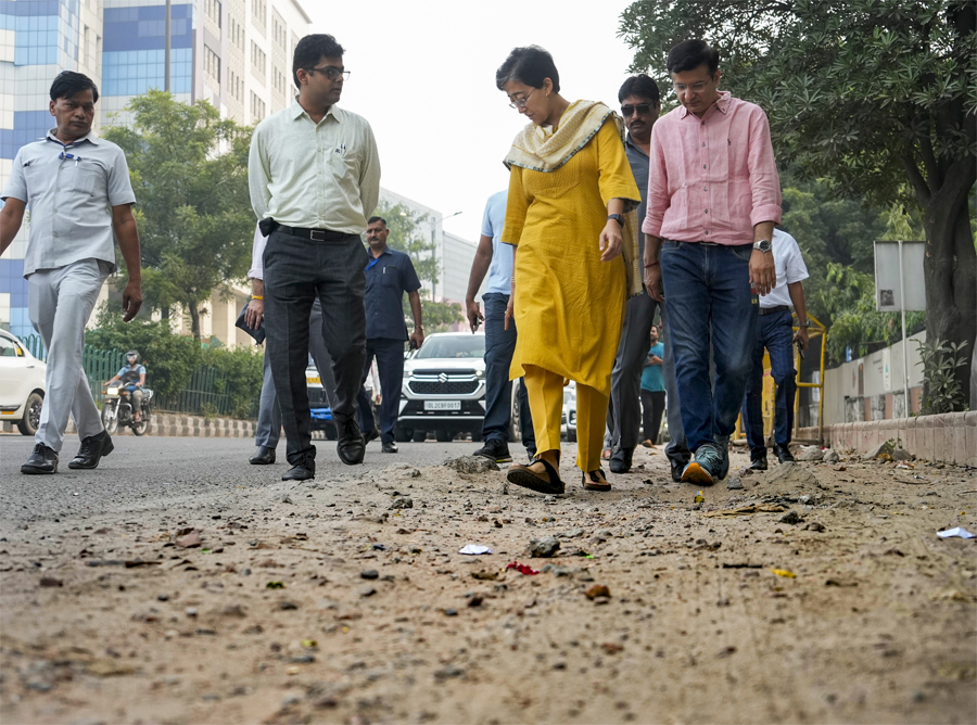 मुख्यमंत्री आतिशी और मंत्रियों ने किया सड़कों का निरीक्षण