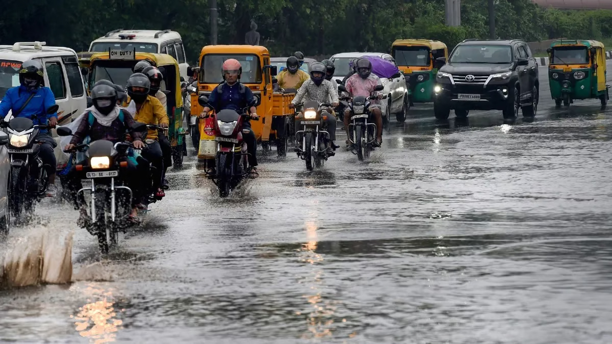 दिल्ली के कई इलाकों में बारिश