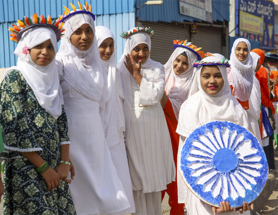 कर्नाटक ने ‘अंतरराष्ट्रीय लोकतंत्र दिवस’ के अवसर पर 2500 किलोमीटर लंबी मानव श्रृंखला बनाई