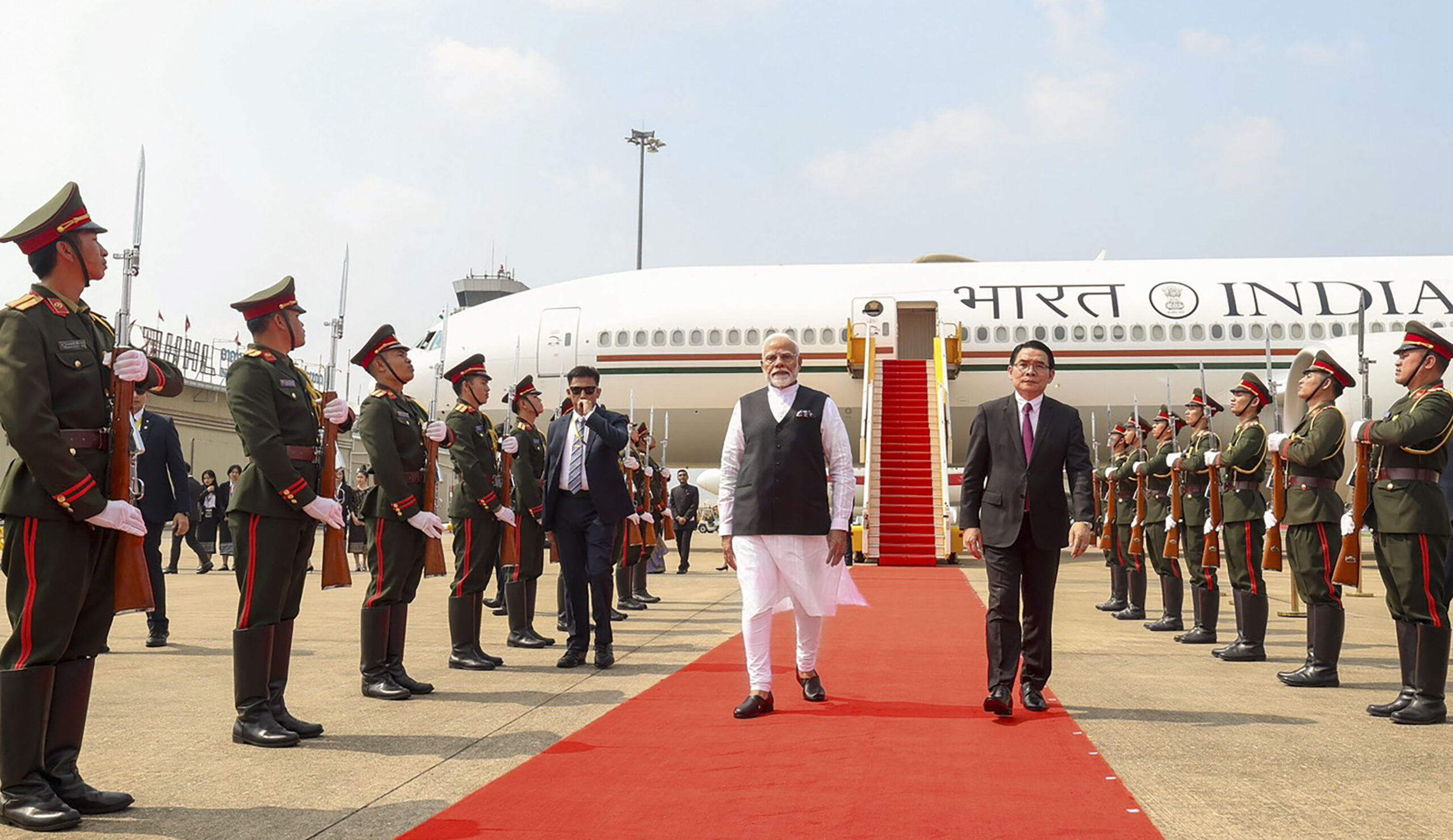 प्रधानमंत्री मोदी आसियान-भारत, पूर्वी एशिया शिखर सम्मेलन में हिस्सा लेने के लिए लाओस पहुंचे