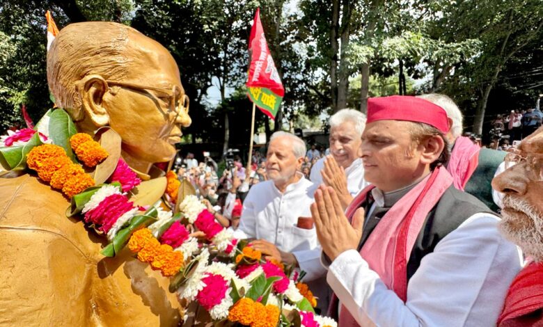 अखिलेश ने अपने घर के पास जयप्रकाश नारायण की प्रतिमा पर माल्यार्पण किया