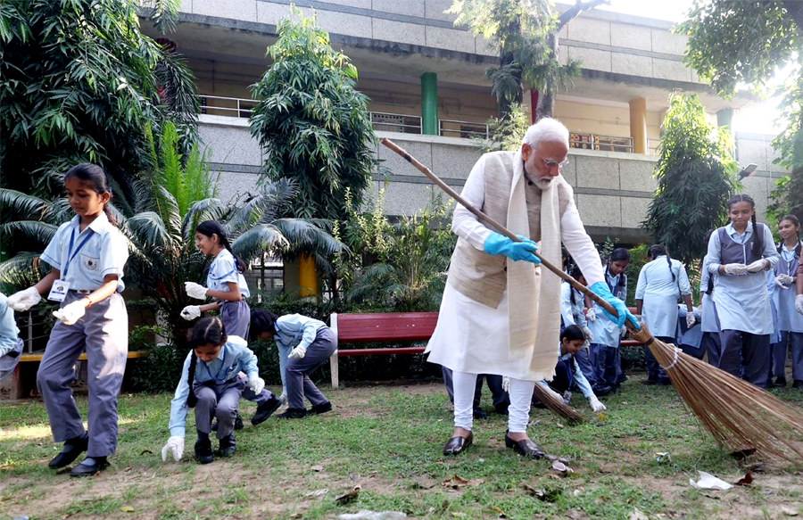 प्रधानमंत्री मोदी स्वच्छता अभियान में शामिल हुए, लोगों से इस मुहिम से जुड़ने की अपील की