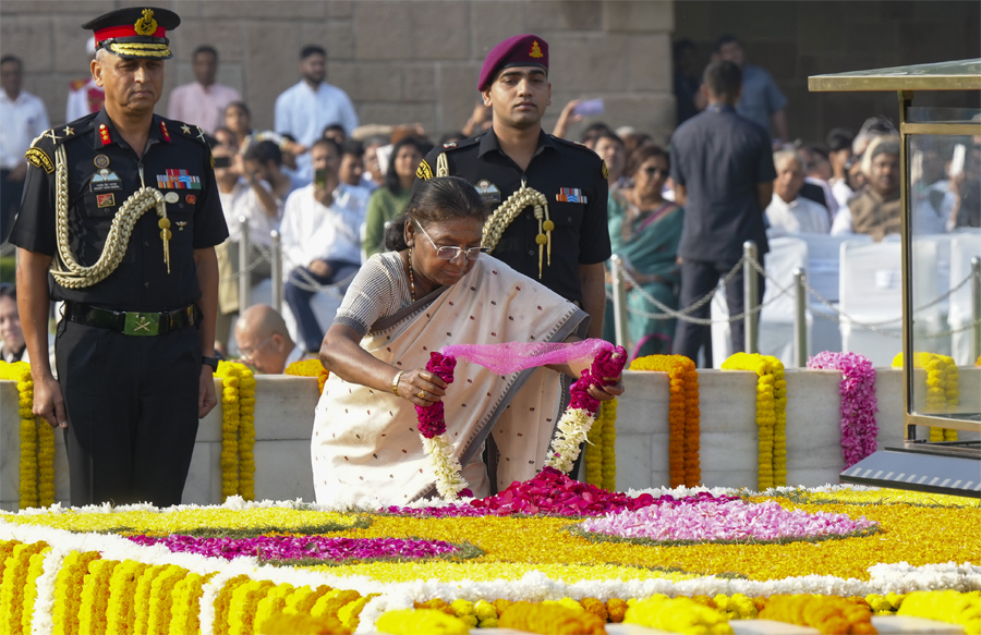 राष्ट्रपति मुर्मू ने महात्मा गांधी, लाल बहादुर शास्त्री की जयंती पर उन्हें श्रद्धांजलि दी