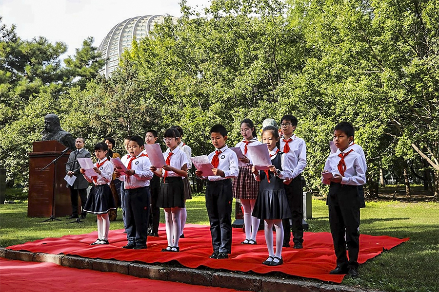 बीजिंग में गांधी जयंती समारोह के अवसर पर चीनी कलाकारों और स्कूली बच्चों ने दी प्रस्तुति