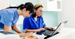 Two-nurses-at-desk