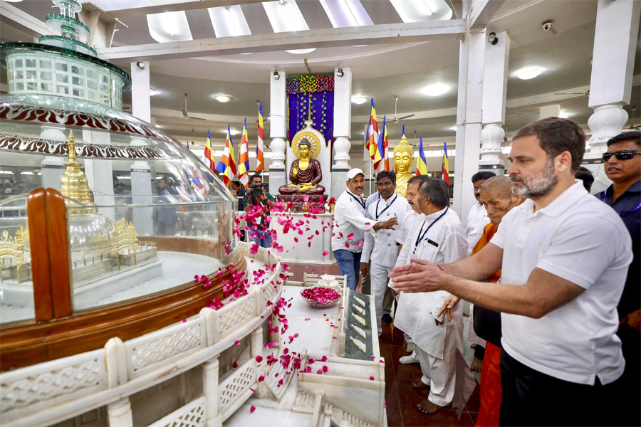 राहुल गांधी ने नागपुर में दीक्षाभूमि पर आंबेडकर को दी श्रद्धांजलि