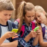 kids-using-smartphone