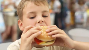 child-fast-food-hamburger-438873-640x360