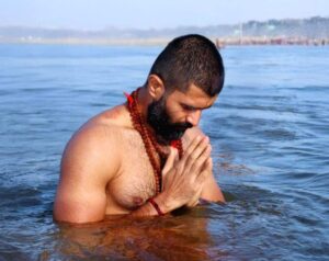 actor-vijay-deverakonda-takes-a-holy-dip-at-1845963