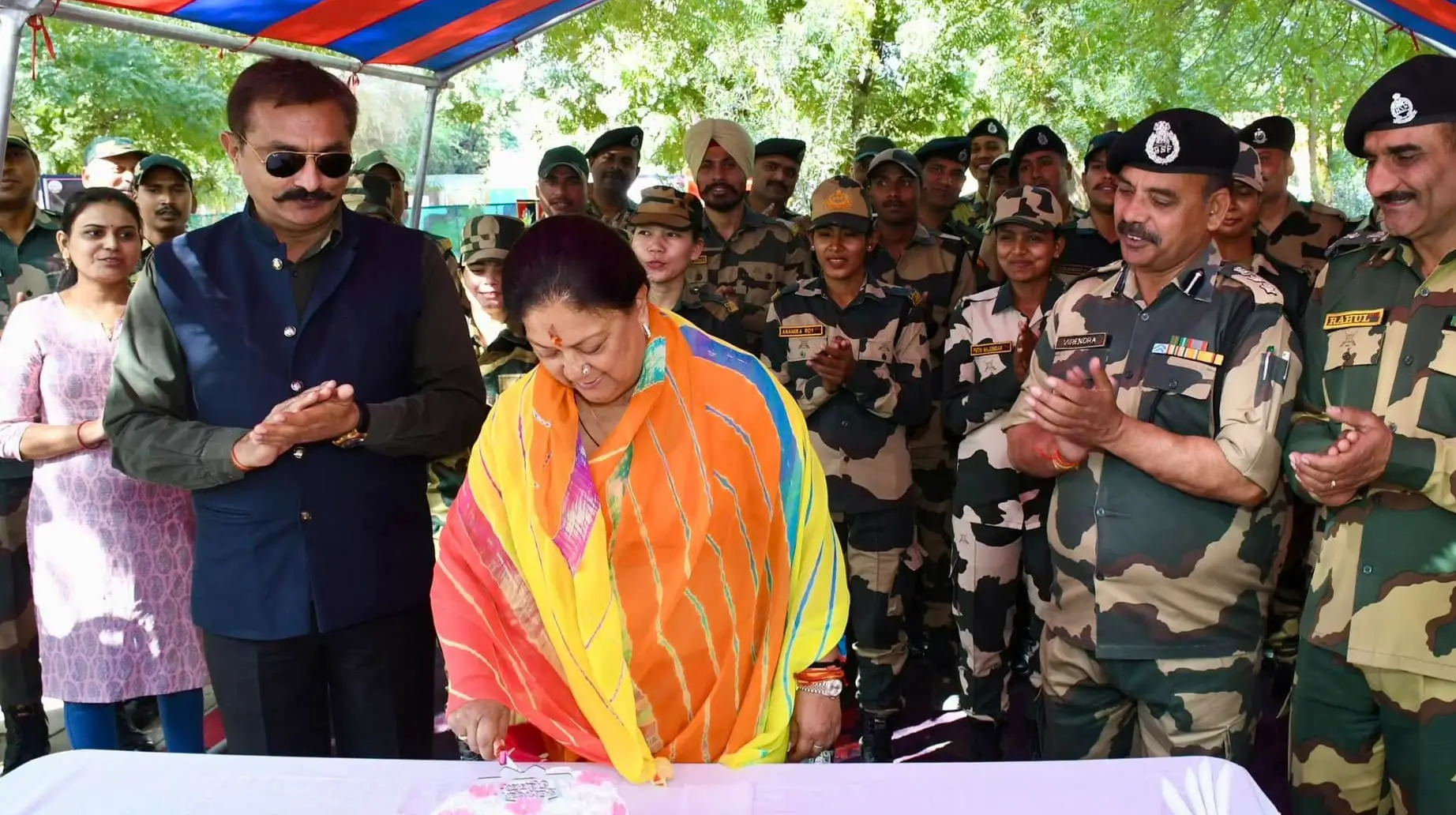 vasundhara-raje-celebrated-her-birthday-with-bsf-soldiers-1741432712975-16_9