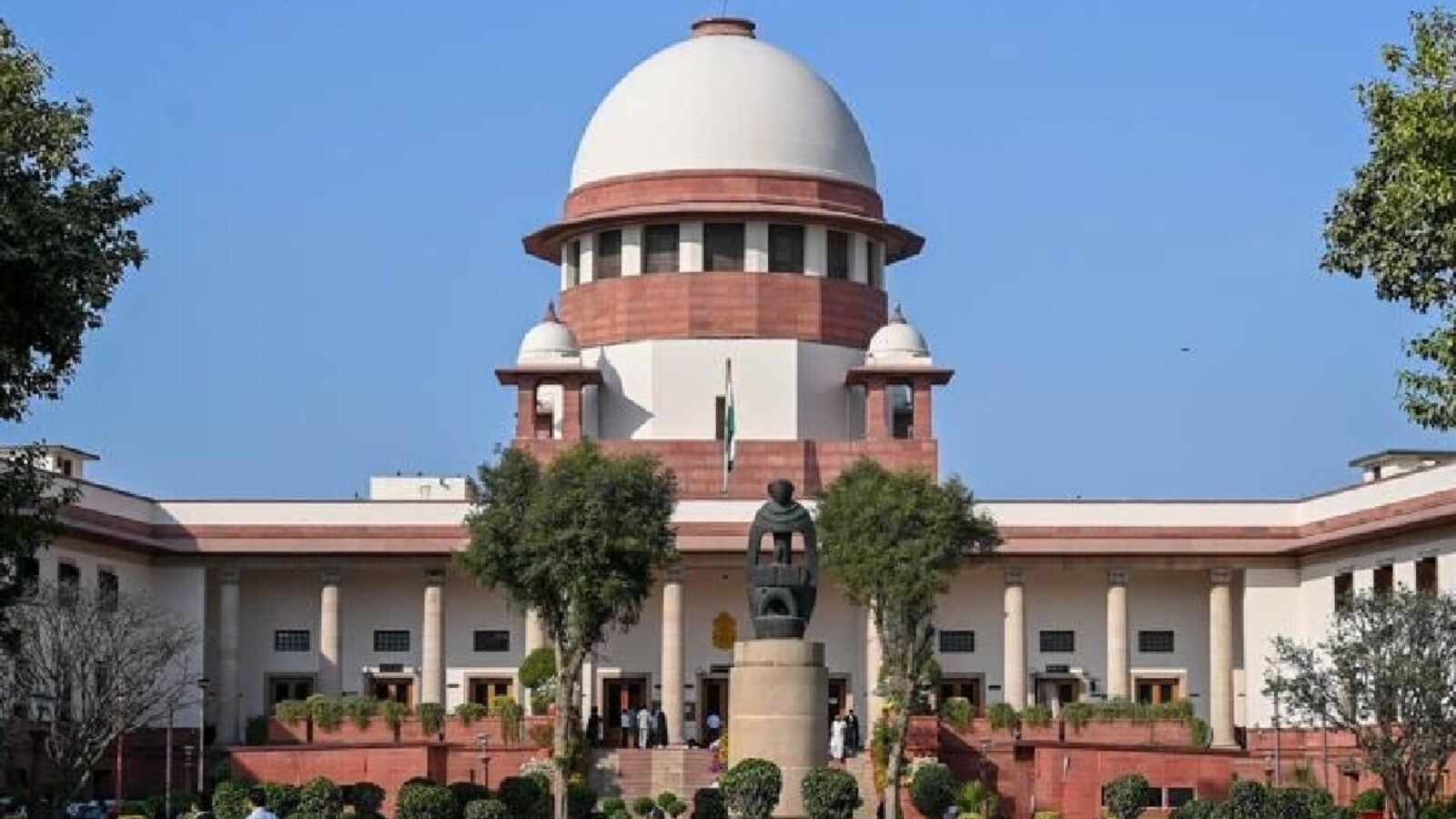 SUPREME_COURT_PIC_IN_SIZE_1735823100626_1735823106371