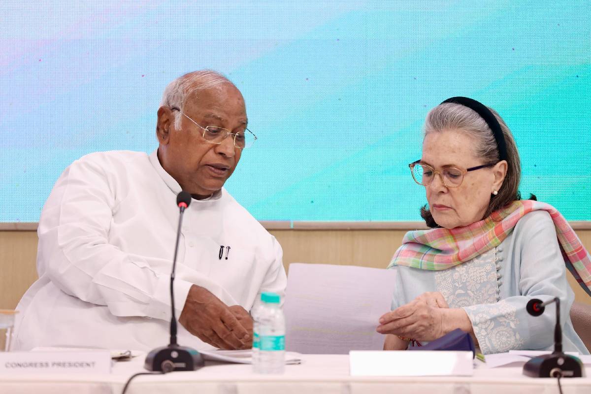 mallikarjun-kharge-with-sonia-gandhi