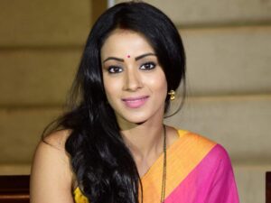 8358-barkha-bisht-sengupta-explores-her-forgotten-talent-on-the-sets-of-naamkarann