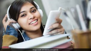 student-listening-music_650x400_41487328931