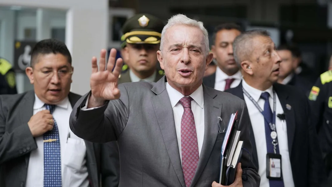 kolumbiens-ex-präsident-uribe-wegen-zeugenbestechung-v0-A004F6-zajpMhe4ZoQdp0-FOWyyzumOQHxD91lUKXyU