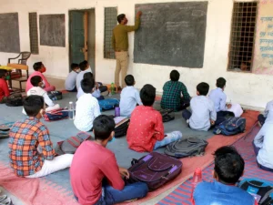 A_teacher_teaches_students_ANI_1748415600096_1774166762131