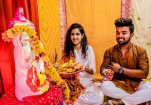 How-to-Worship-God-Sitting-or-Standing